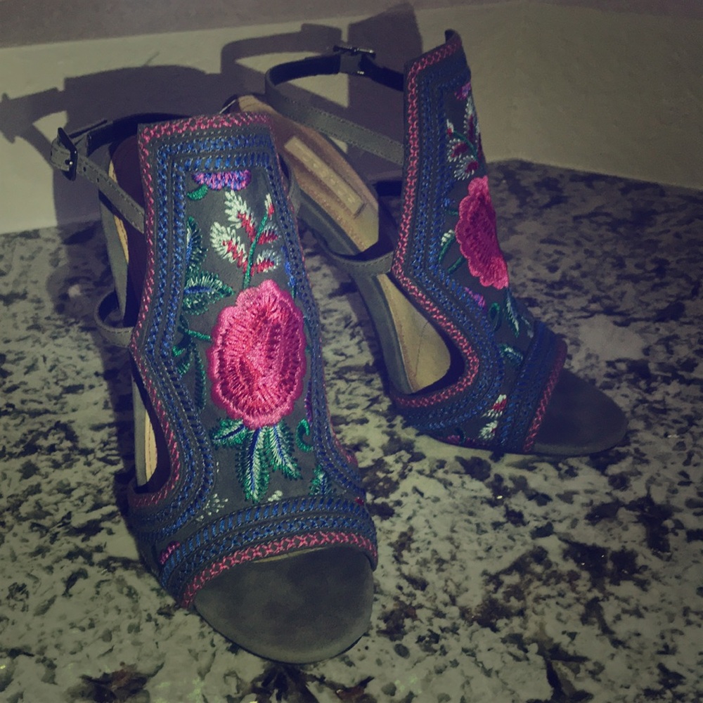 Embroidered heels 🌺